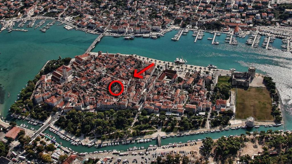 una vista aérea de una ciudad con un círculo rojo en Studio Terrace Borgoforte, en Trogir