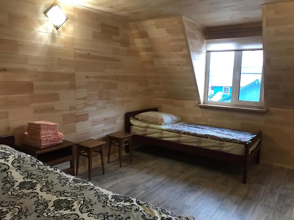 ゴリアチャンスクにあるGuest House Gorhonのベッド2台と窓が備わる小さな客室です。