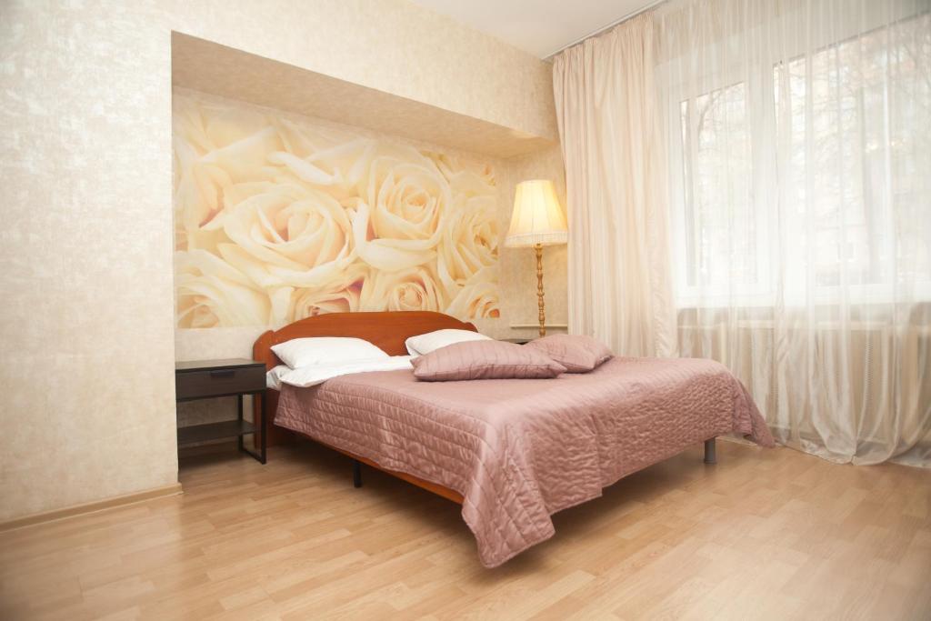 モスクワにあるKvart-Hotel Gorky Parkのベッドルーム1室(壁に絵画が描かれたベッド1台付)