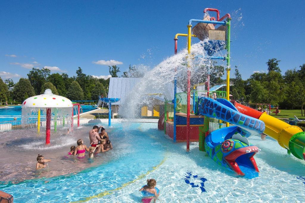 Bazén v ubytování Park Inn by Radisson Sarvar Resort & Spa - All Inclusive nebo v jeho okolí