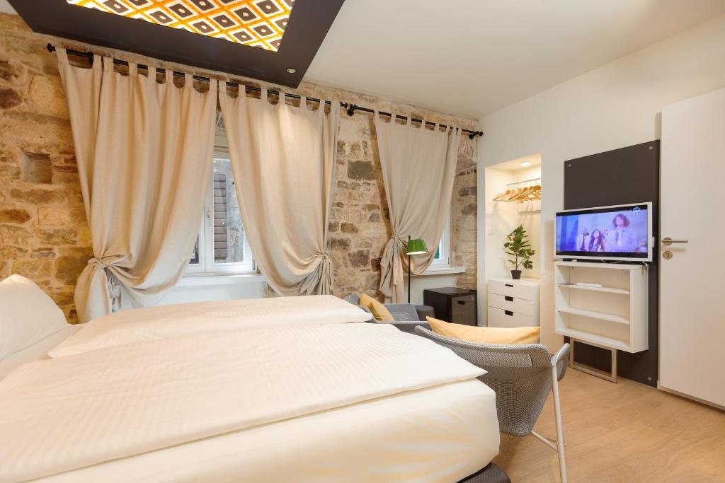 Luxury Rooms Bajamonti tesisinde bir odada yatak veya yataklar