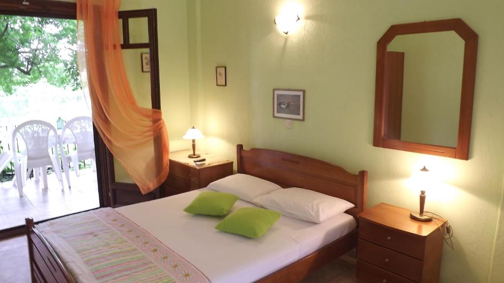 Postel nebo postele na pokoji v ubytování Pefka Studios & Apartments