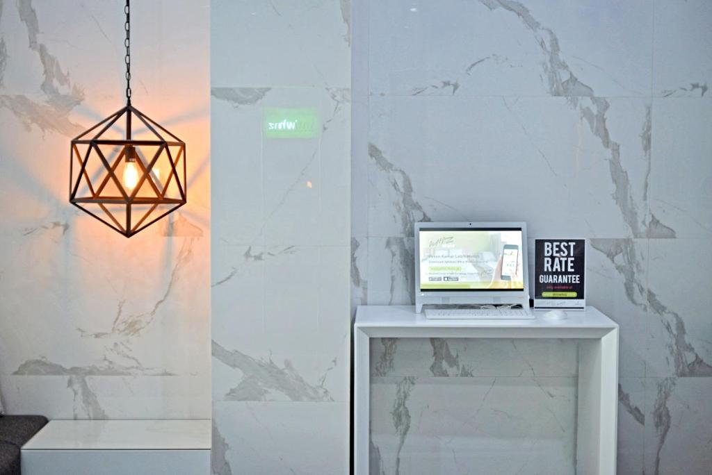 TV a/nebo společenská místnost v ubytování Whiz Hotel Falatehan Jakarta