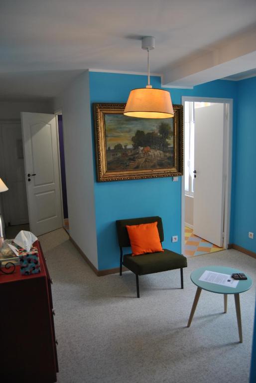 ノジャン・シュル・セーヌにあるAu Richebourg Nogentの青い部屋(椅子付)