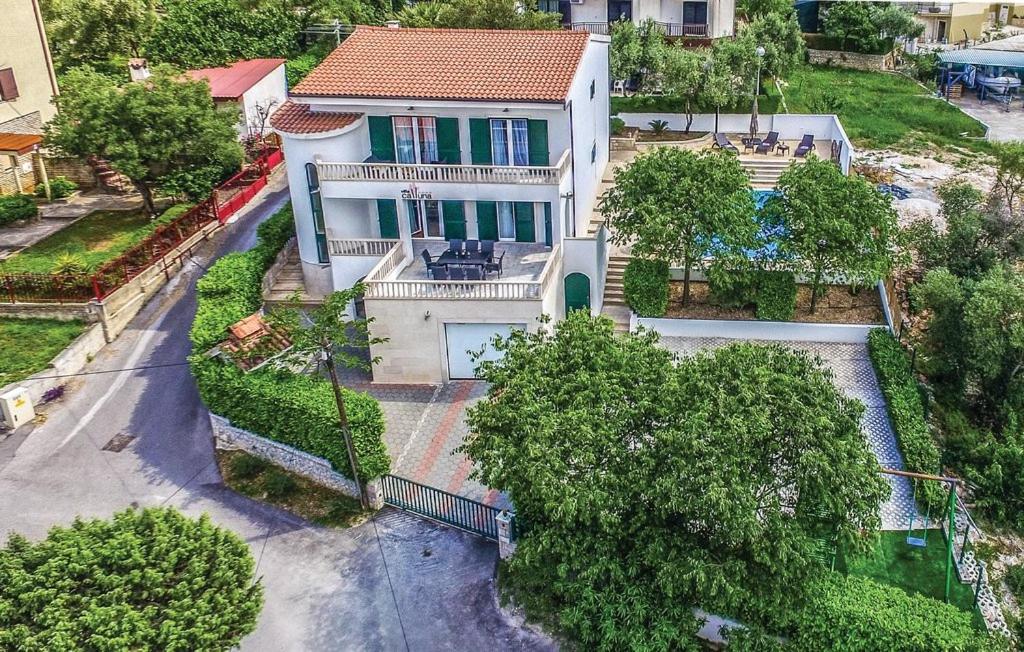 eine Aussicht über ein weißes Haus mit Bäumen in der Unterkunft Villa Calluna in Trogir