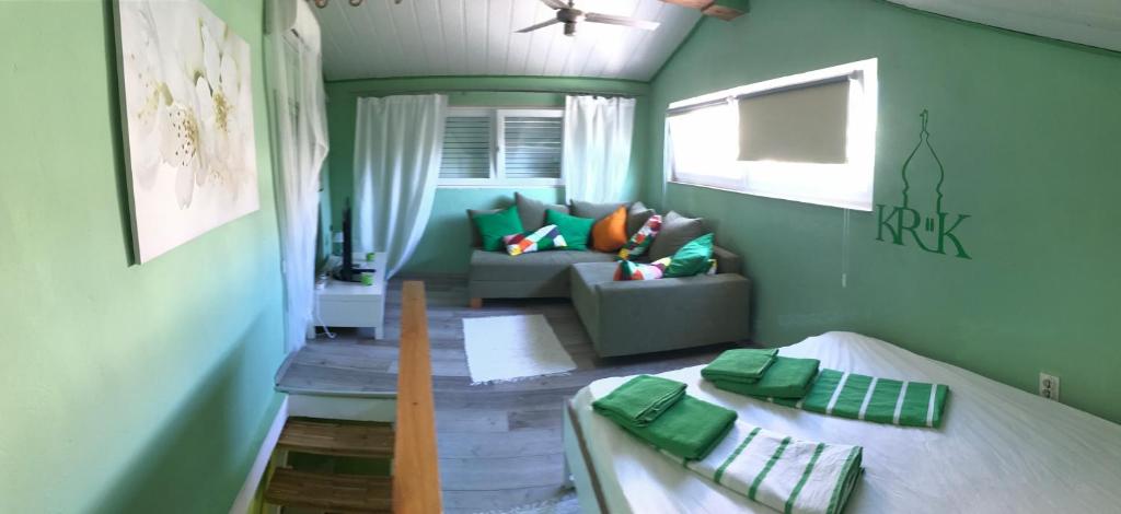 Postel nebo postele na pokoji v ubytování Summer Home in Krk Center "Casa Magdalena"
