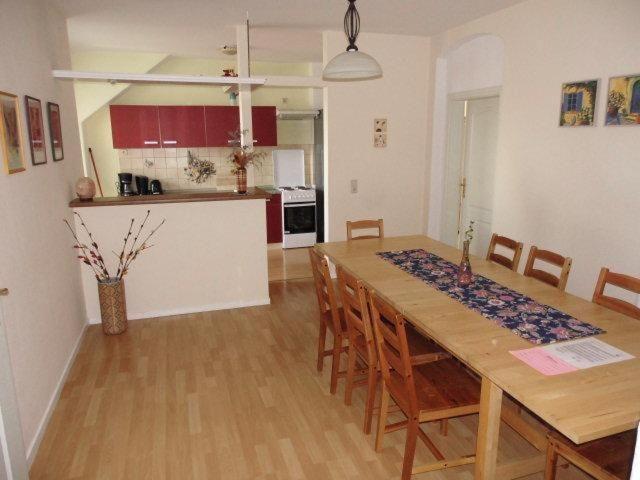 - une cuisine et une salle à manger avec une table et des chaises dans l'établissement Sehr-schoene-4-Raum-Maisonette-Fewo-mit-110qm-Balkon-zentral-preiswert-T7, à Dresde