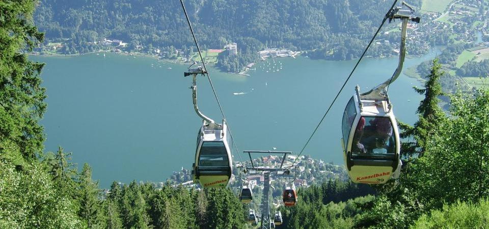 two gondolas on a ski lift over a lake at Appartments Prinz - Gerlitze in Tobitsch