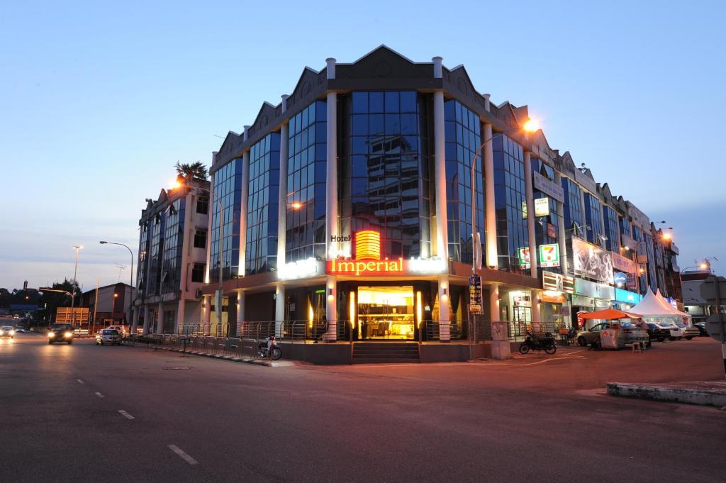 ein großes Gebäude in der Nacht auf einer Stadtstraße in der Unterkunft The Imperial Hotel in Keluang