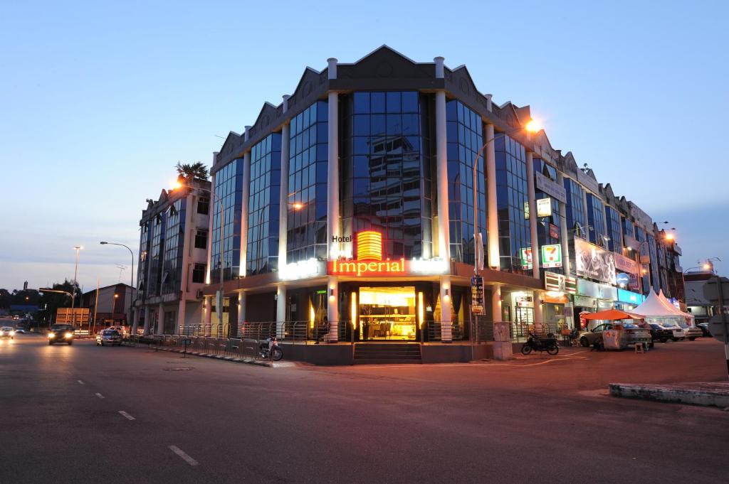 un gran edificio en una calle de la ciudad por la noche en The Imperial Hotel, en Keluang