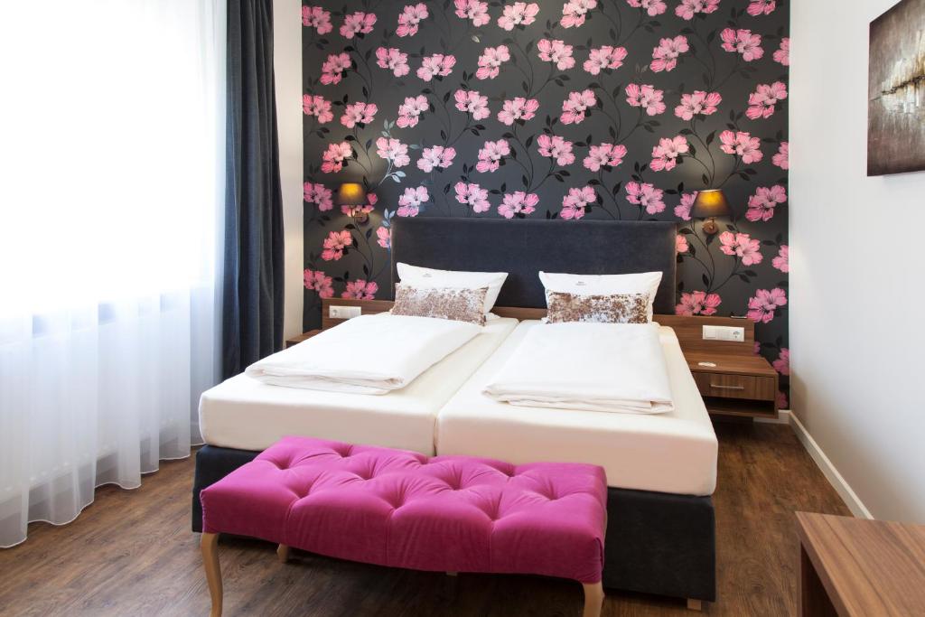 Postel nebo postele na pokoji v ubytování Hotel Engelbert