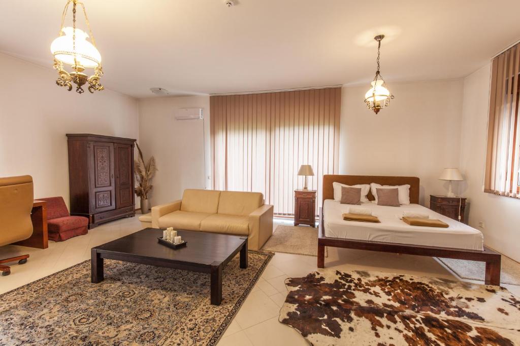 Postel nebo postele na pokoji v ubytování The Belgrade Hills Rooms and Suites