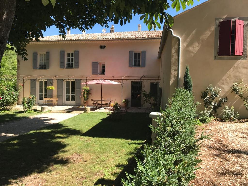 a view of the house from the yard at Les Gites De La Gassende in Riez