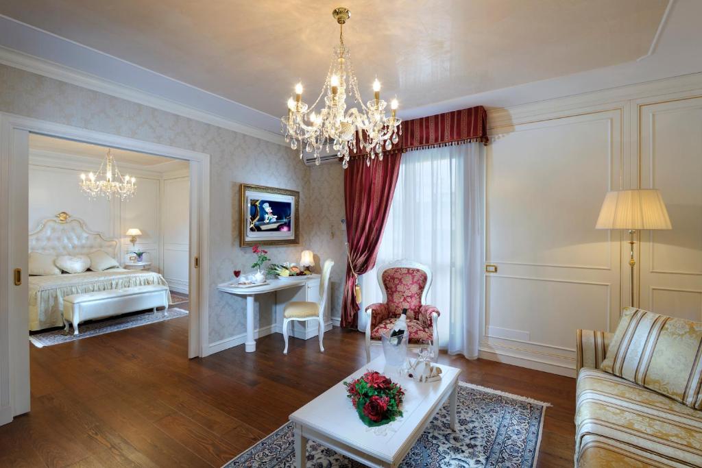 Телевизор и/или развлекательный центр в Hotel Ca' D'Oro Tre Stelle Superior Adults only