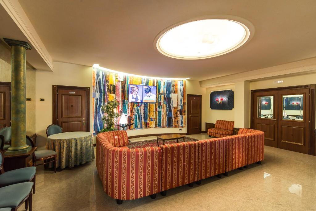 TV a/nebo společenská místnost v ubytování Hotel Columbus sul Lago