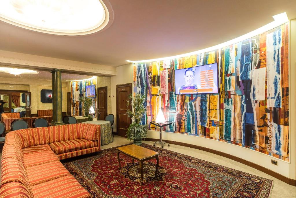 TV a/nebo společenská místnost v ubytování Hotel Columbus sul Lago