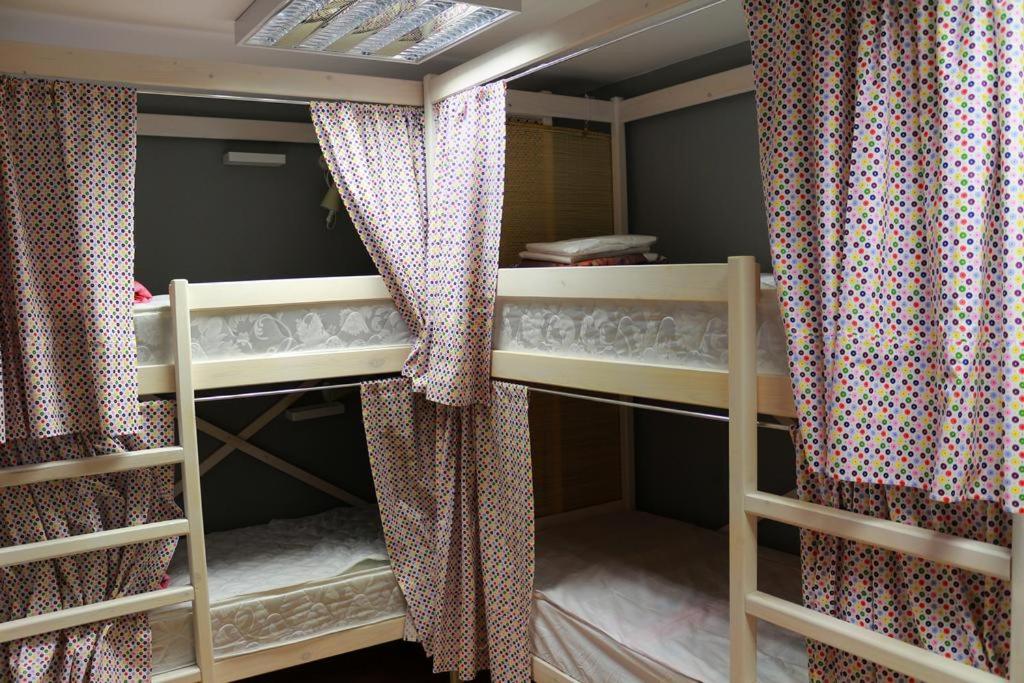 Μία ή περισσότερες κουκέτες σε δωμάτιο στο Nice hostel Маяковская