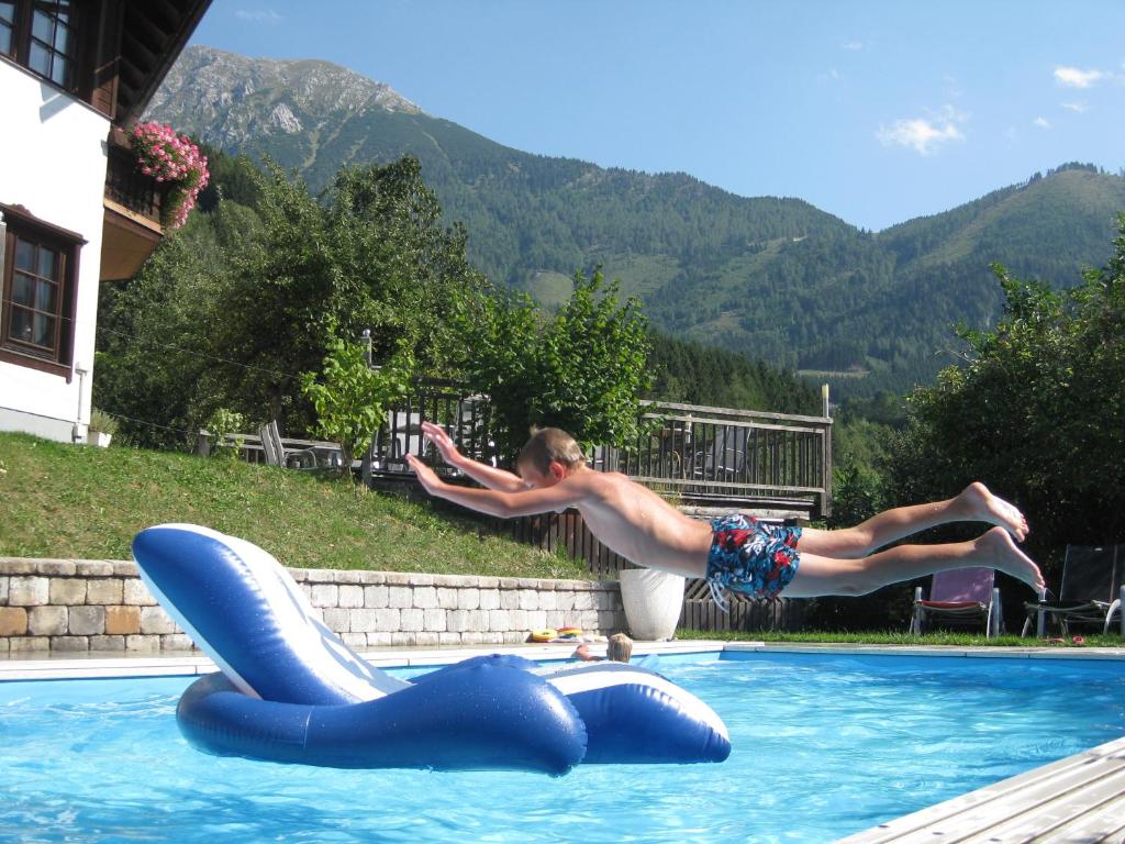 Nespecifikovaný výhled na hory nebo výhled na hory při pohledu z penzionu