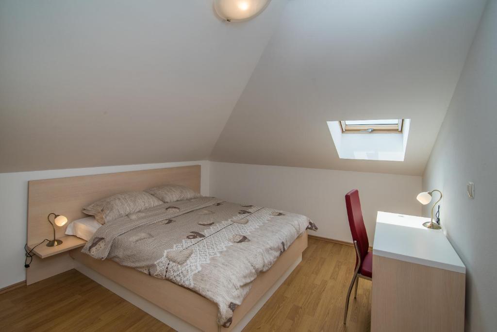 Posteľ alebo postele v izbe v ubytovaní Apartman Marinko