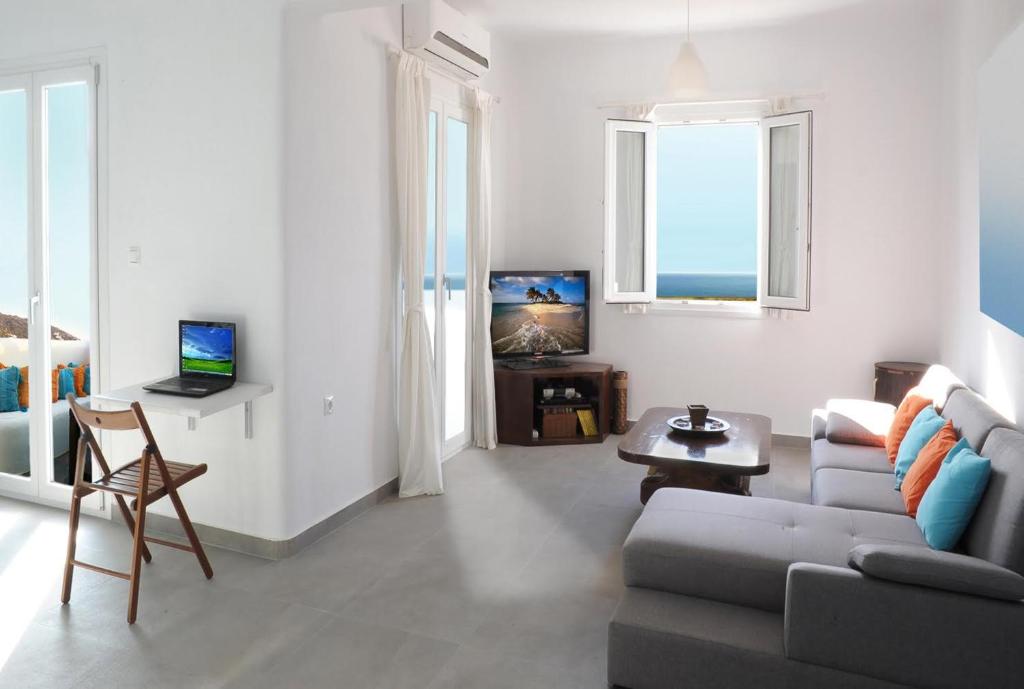 TV a/nebo společenská místnost v ubytování Evriali Beachfront