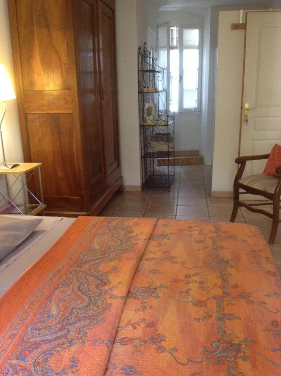 ペズナにあるChambres d'Hôtes de Fleurusのベッドルーム1室(ベッド1台、床に敷物付)