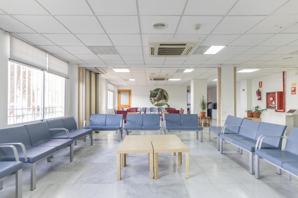 A seating area at Albergue Inturjoven Granada