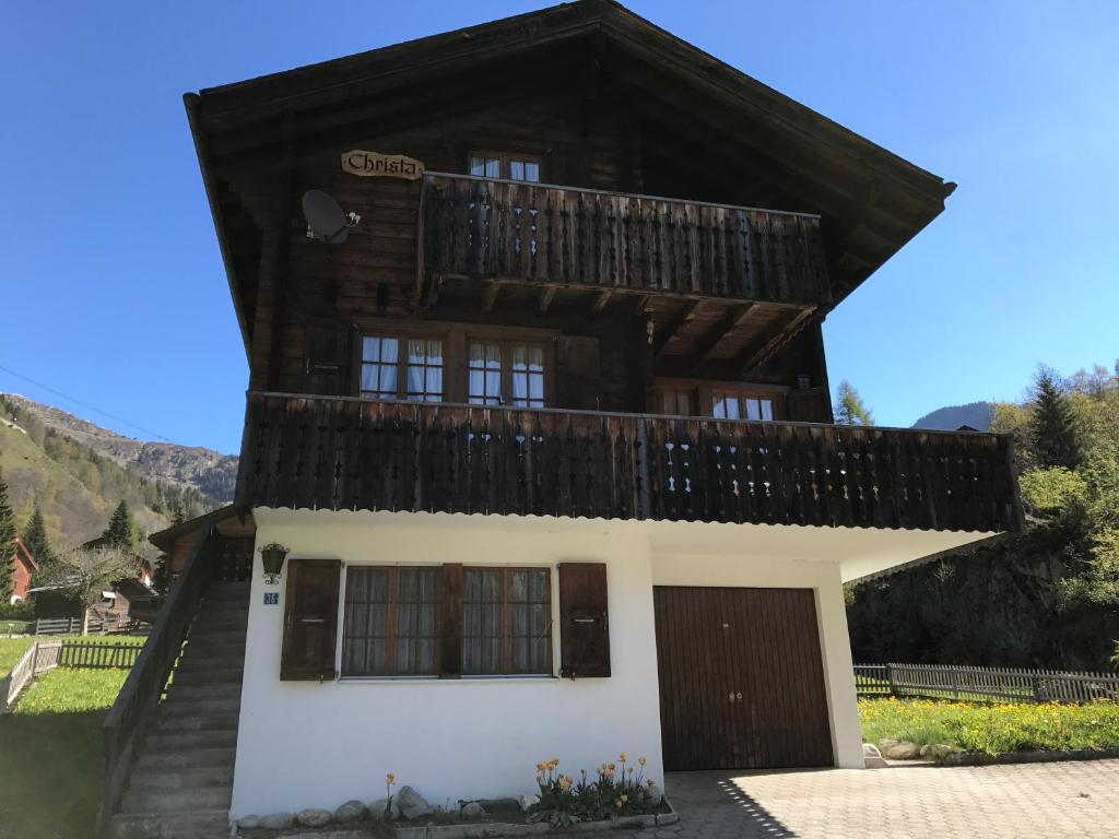 ein Haus mit Balkon darüber in der Unterkunft Christa CH0 in Blatten bei Naters