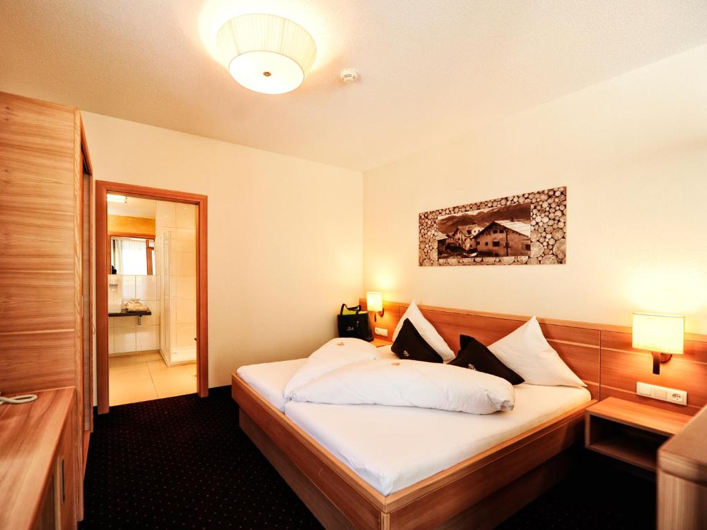 Postel nebo postele na pokoji v ubytování Hotel Röck Garni
