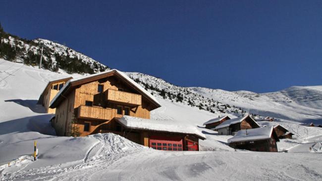 un lodge de esquí en la nieve en una montaña en Ferienappartements Beck, en Malbun