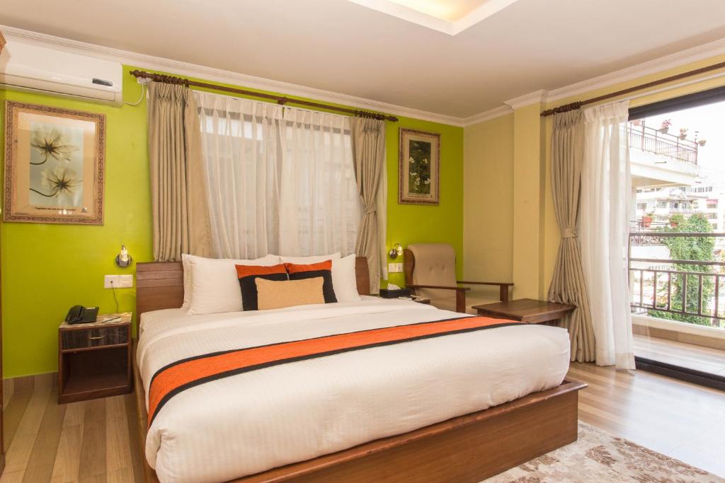 Rúm í herbergi á Hotel Raniban Arcade