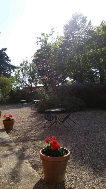 Ogród w obiekcie Agritur Villa Osvaldo Castiglione del Lago Perugia Colazione Piscina acqua salata