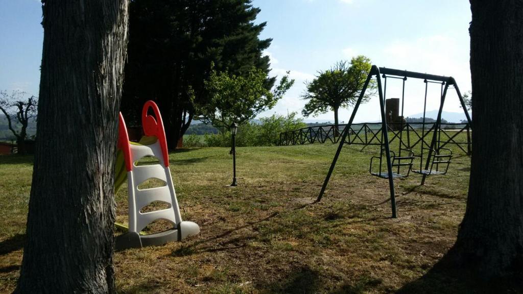 Plac zabaw dla dzieci w obiekcie Agritur Villa Osvaldo Castiglione del Lago Perugia Colazione Piscina acqua salata
