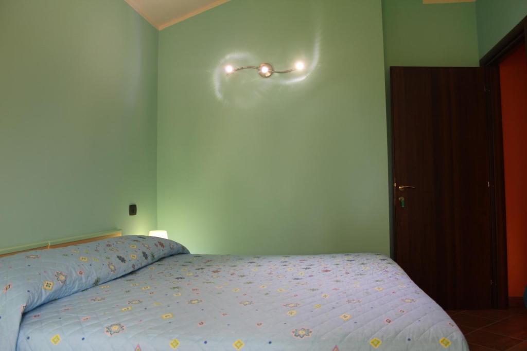 Łóżko lub łóżka w pokoju w obiekcie Il sottosopra