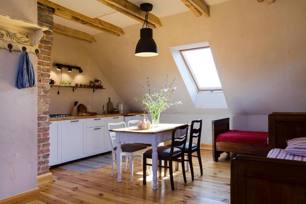 uma cozinha e sala de jantar com mesa e cadeiras em Siedlisko Besiekiery em Besiekiery