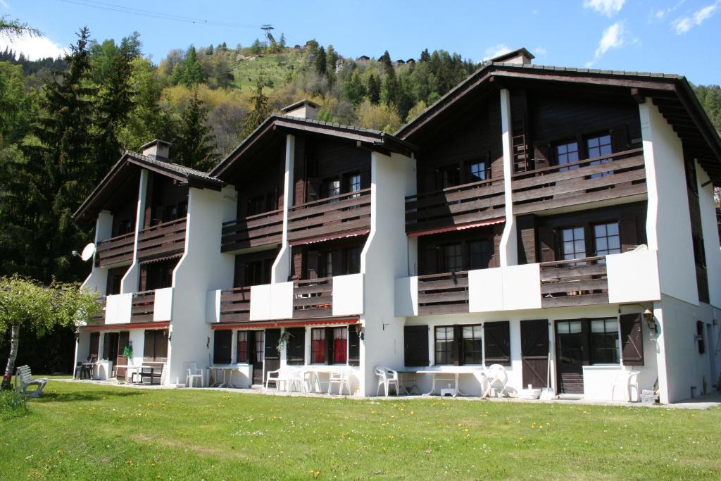 ein großes Gebäude mit Rasen davor in der Unterkunft Ausblick in Blatten bei Naters