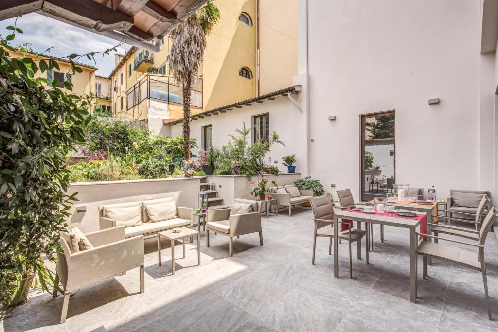 un patio esterno con tavoli e sedie di Hotel Boston a Firenze