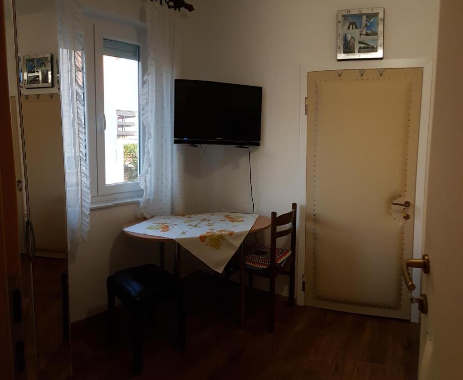 TV a/nebo společenská místnost v ubytování Apartments Brčić