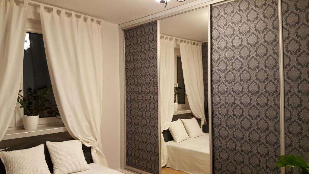 グダニスクにあるGdansk - nad morzemのベッド付きのベッドルームの前の鏡
