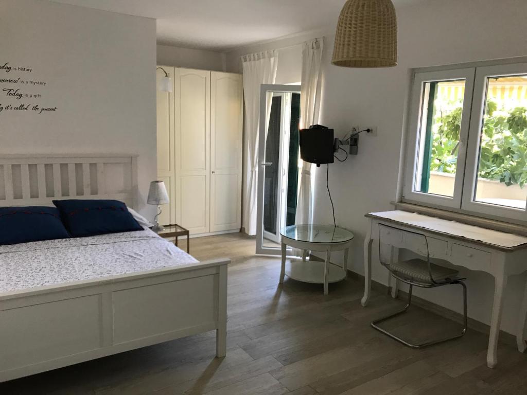 - une chambre avec un lit, un bureau et une fenêtre dans l'établissement Guesthouse Davorka Bijelić, à Murter