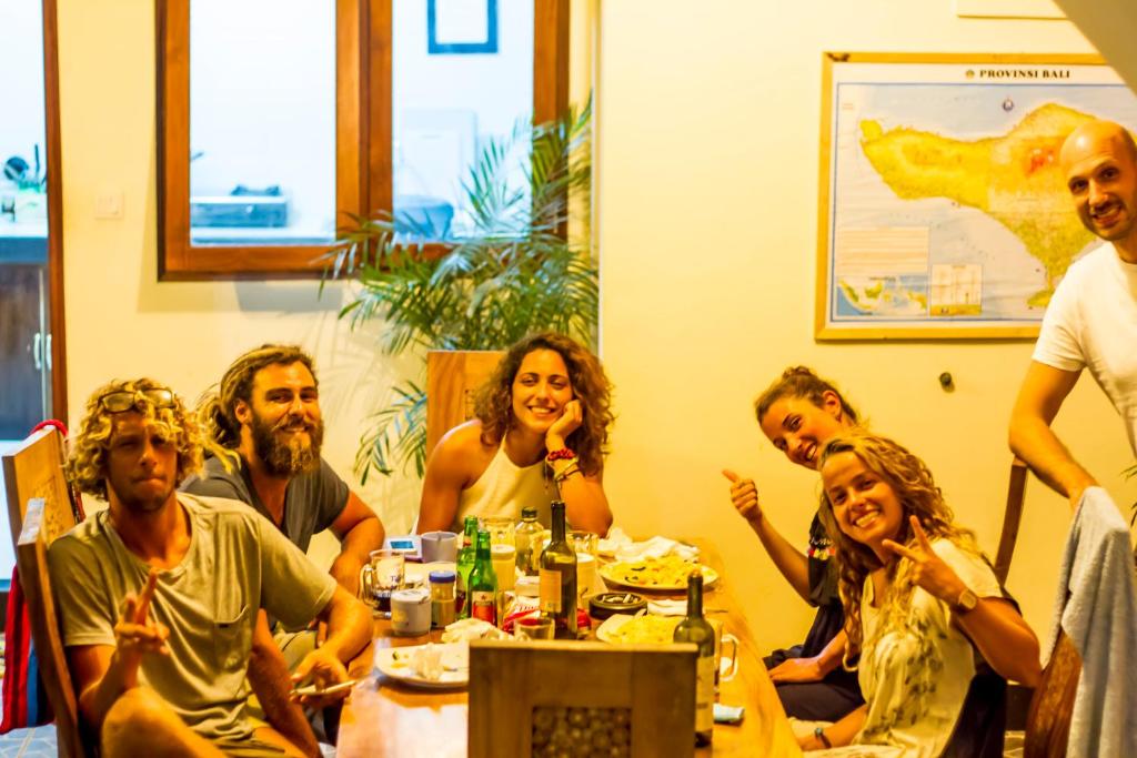 un groupe de personnes assises autour d'une table dans l'établissement Umah Bukit House, à Uluwatu