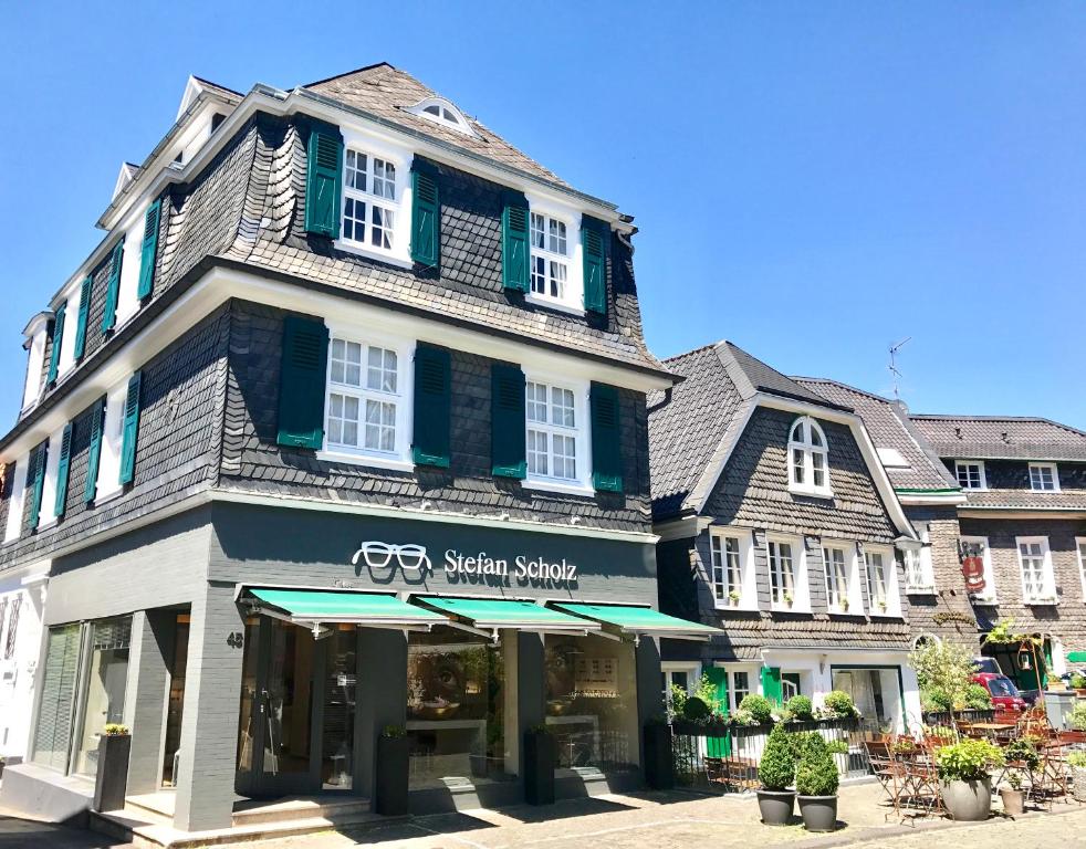 ein großes Gebäude mit einem Laden davor in der Unterkunft Townhouse Solingen in Solingen