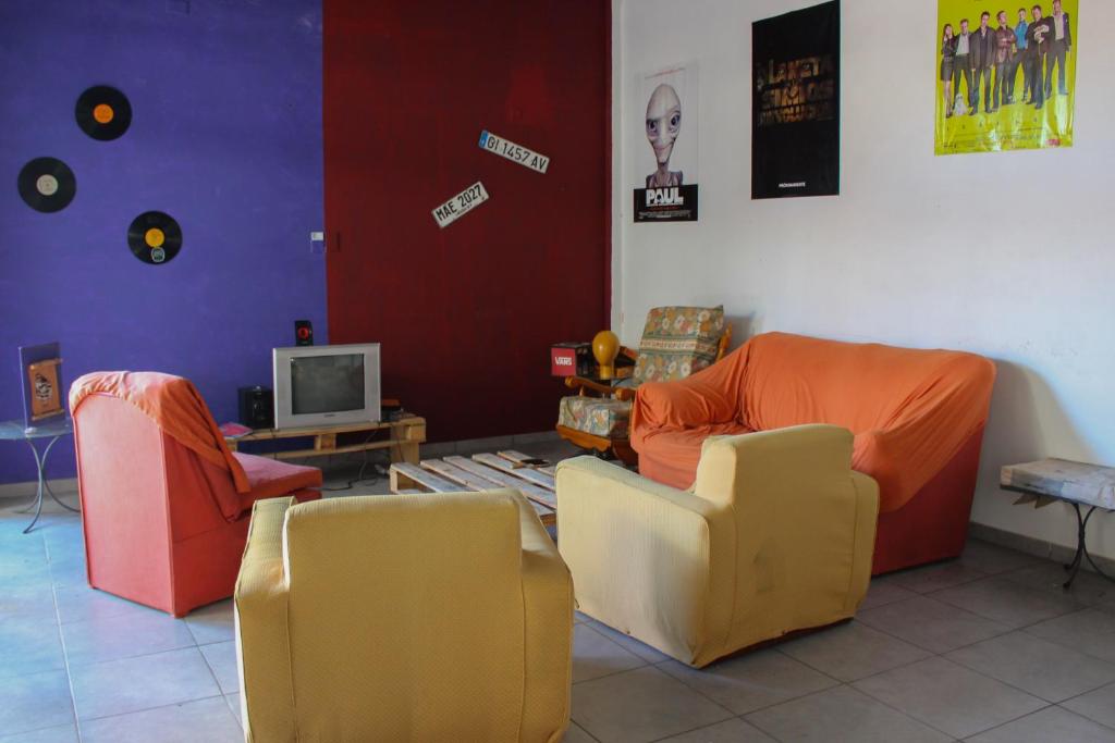 TV a/nebo společenská místnost v ubytování Hostel de los Colores