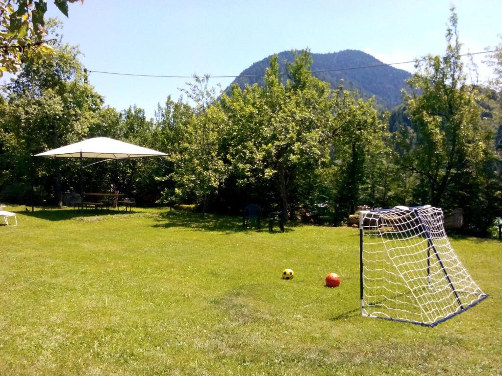 un but de football avec deux balles dans l'herbe dans l'établissement Baita Figliezzi, à Castello Tesino