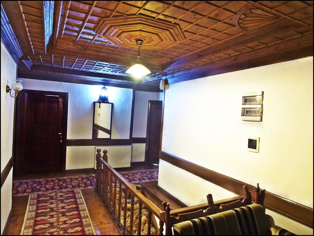 a room with a staircase and a wooden ceiling at Cakiroglu Konak in Safranbolu