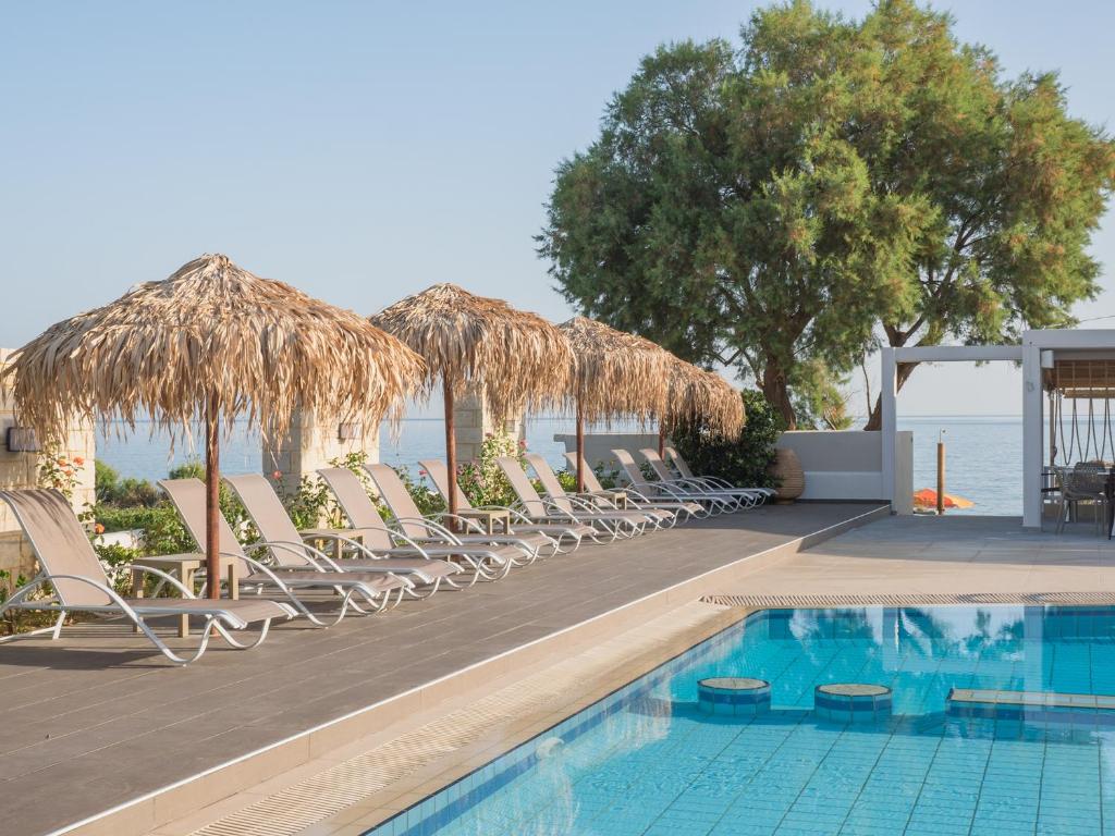 Bazén v ubytování Alexia Beach Hotel nebo v jeho okolí