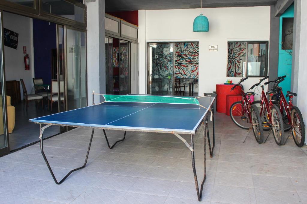 Stolní tenis v ubytování Hostel de los Colores nebo okolí