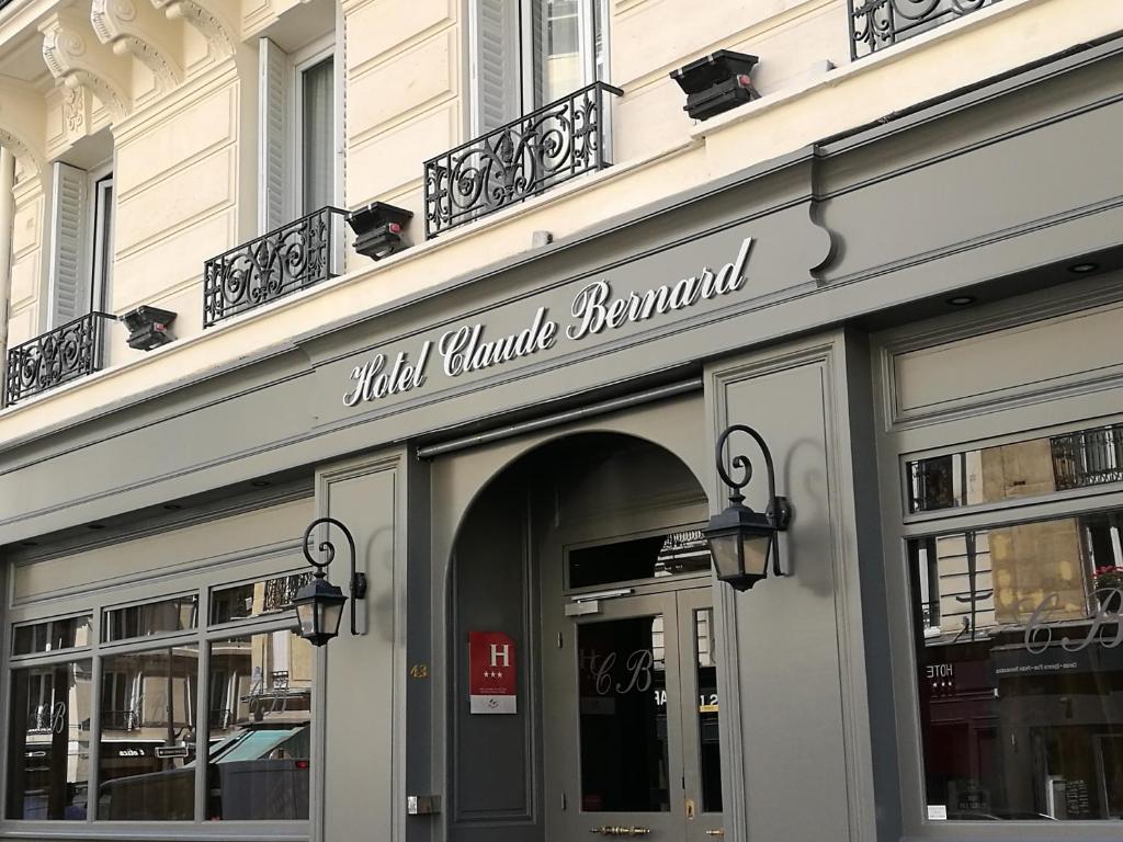 een winkel met een bord aan de voorkant van een gebouw bij Hotel Claude Bernard Saint-Germain in Parijs
