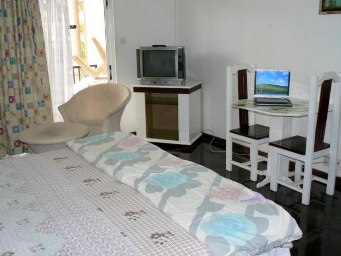TV a/nebo společenská místnost v ubytování Apartments la Colombe