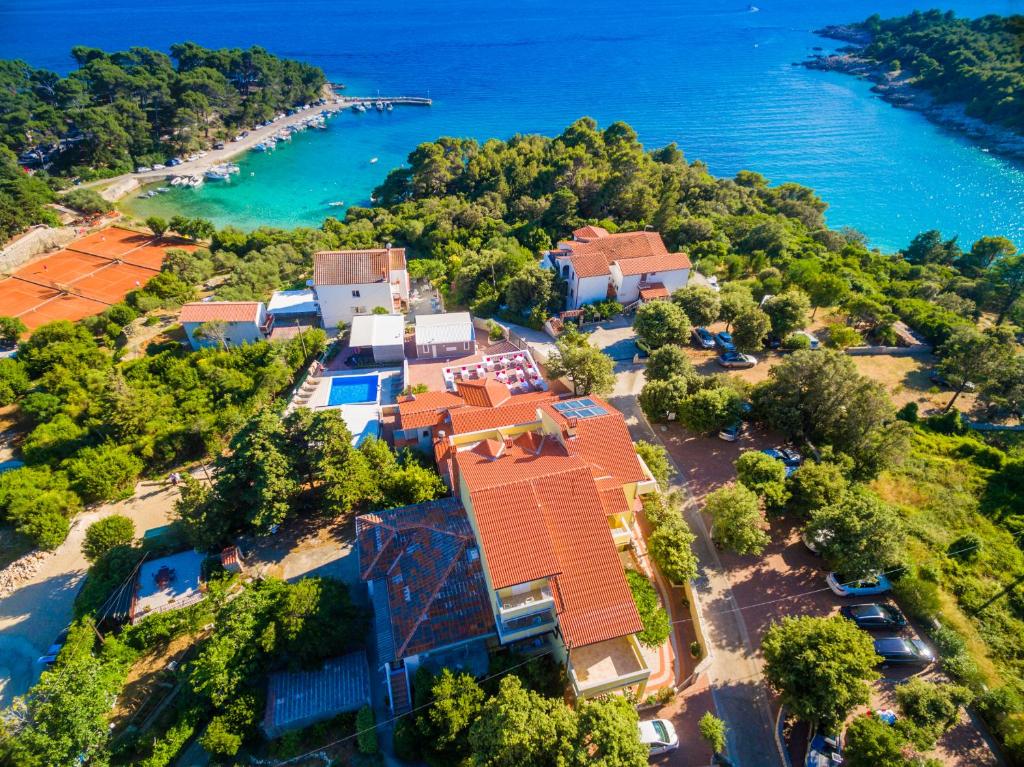 een luchtzicht op een resort naast het water bij Villa Anka in Rab
