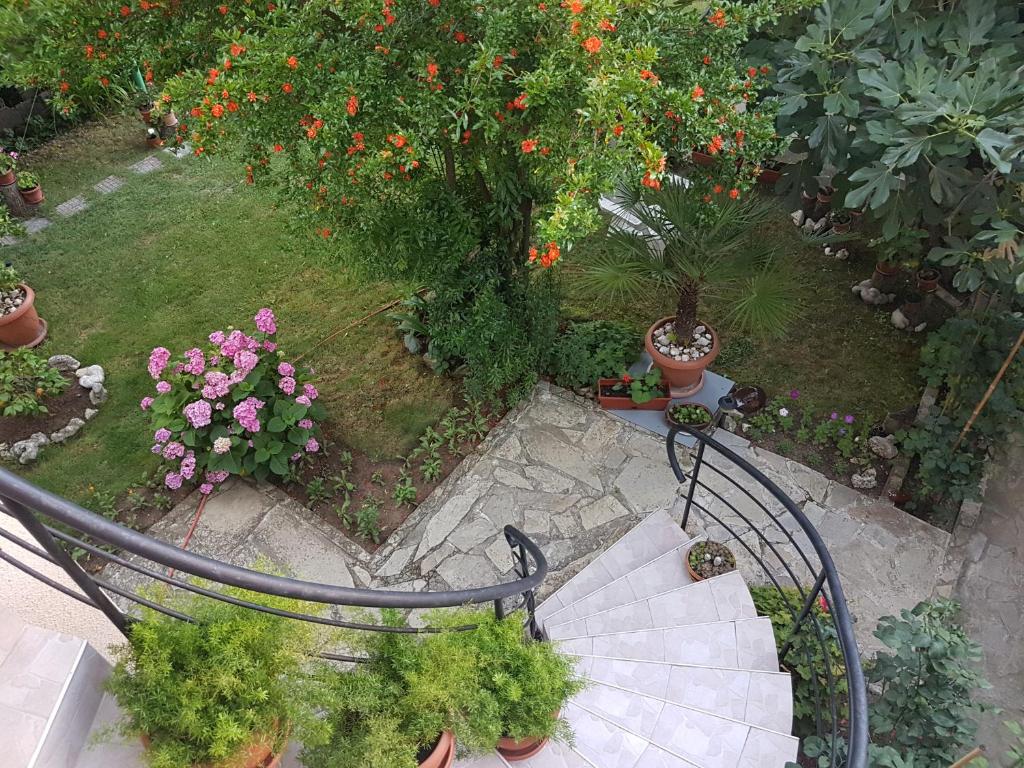 プリモルスコにあるGuest House Veselinaのベンチと花のある庭園の上空の景色
